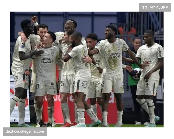 里昂客场十人应战防守组织 艰难守平展现战术纪律